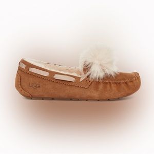 UGG🐻 Dakota Pom Pom Moccasin